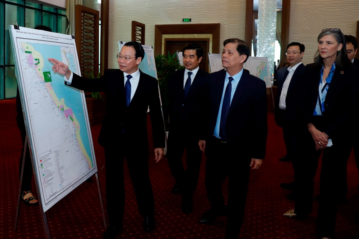 Minister Do Duc Duy introduces the Master Plan on Sustainable Exploitation and Use of Coastal Resources to Nguyen Tan Tuan, Deputy Secretary of the Party Committee and Chairman of the People’s Committee of Khanh Hoa Province (middle), and Ramla Khalidi, UNDP Resident Representative in Vietnam (right)