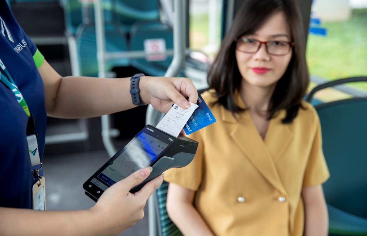 Cashless electronic payment applied on all Hanoi bus routes