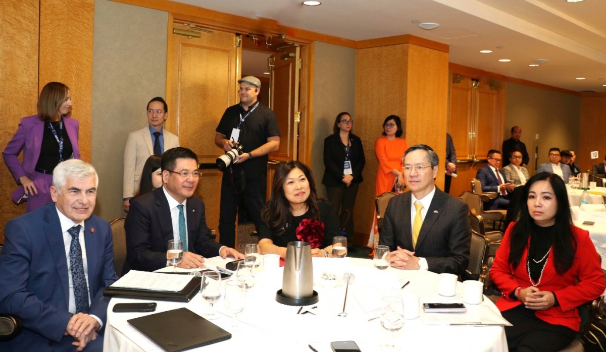 Vietnamese Minister of Industry and Trade Nguyen Hong Dien (second left) and Canadian Minister of Export Promotion, International Trade and Economic Development Mary Ng (middle) at the Vietnam-Canada Business Forum on November 26, in Vancouver, Canada