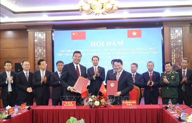 Vietnam, China step up development cooperation