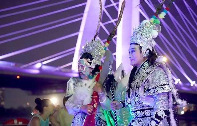 Visitors entertained on open-deck boats