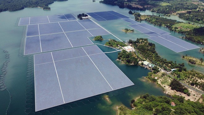 The Da Mi Solar Power Plant (47.5 MWp capacity) is built on the Da Mi Hydropower Reservoir in Ham Thuan Bac District, Binh Thuan Province. (Photo: VNA)