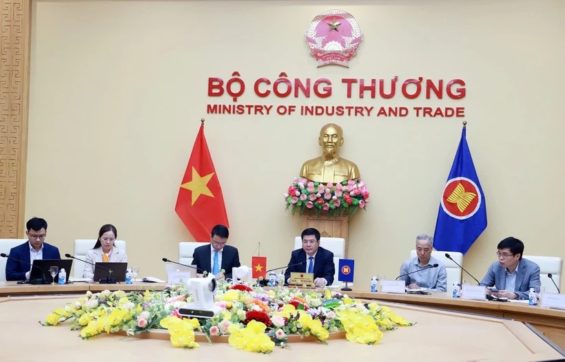 Vietnamese Minister of Industry and Trade Nguyen Hong Dien (third from right) attends the online Special ASEAN Economic Ministers’ Meeting. (Photo: VNA)