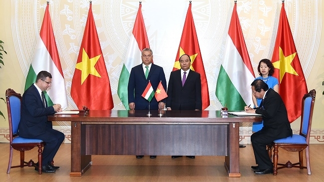 Vietnamese PM holds talks with Hungarian counterpart, affirms valuing ties